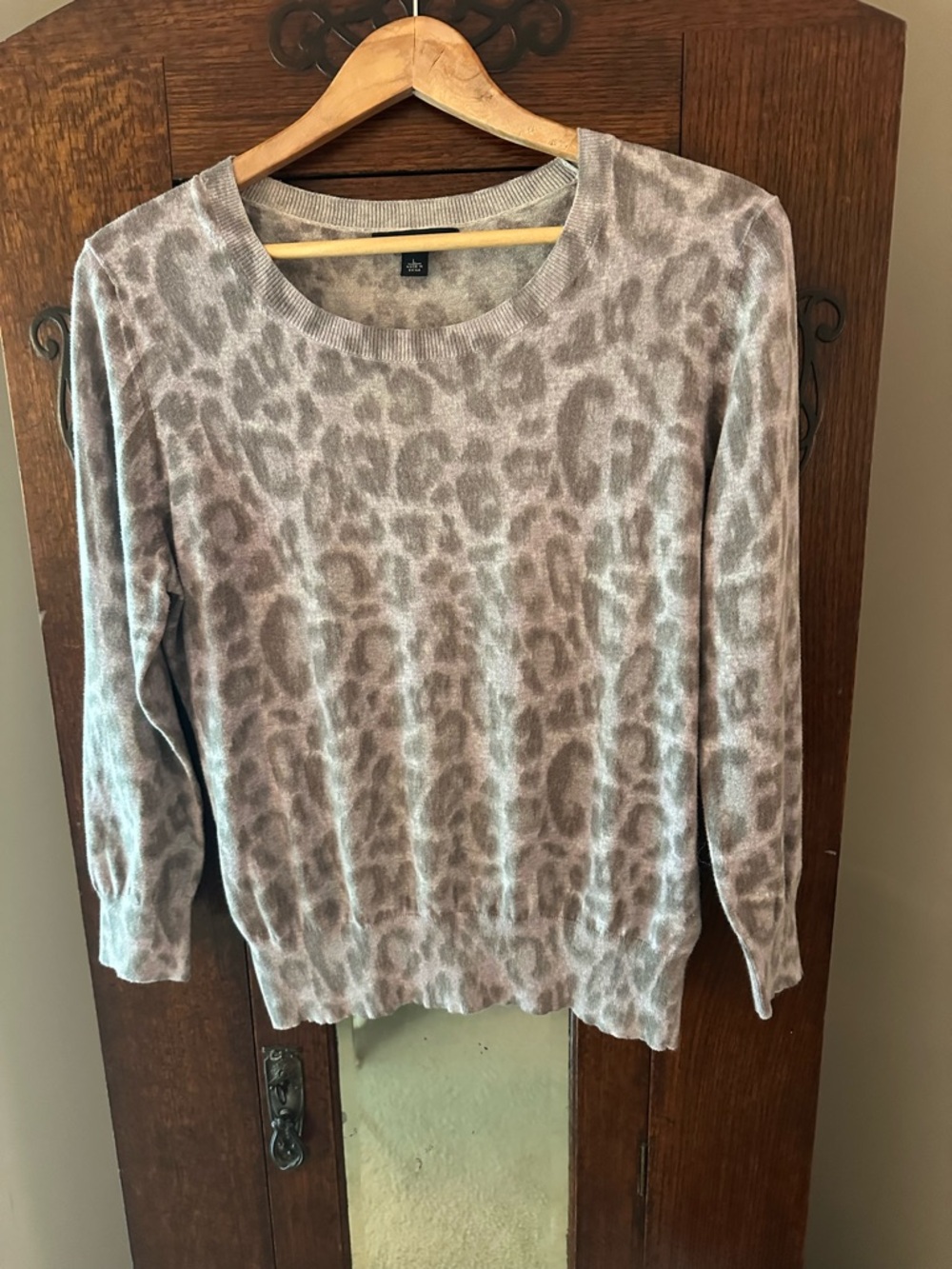Banana Republic Very Lightweight Leopard Print 3/4 sleeves- purple grey- Size L